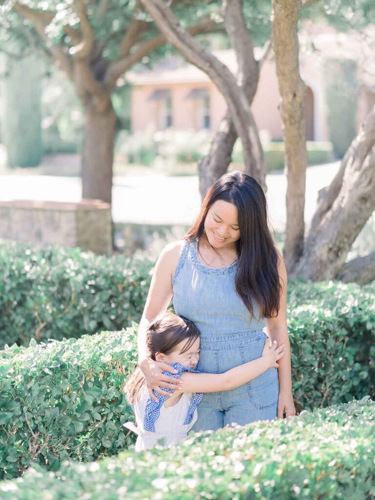 cutest pose for mother and daughter photoshoot